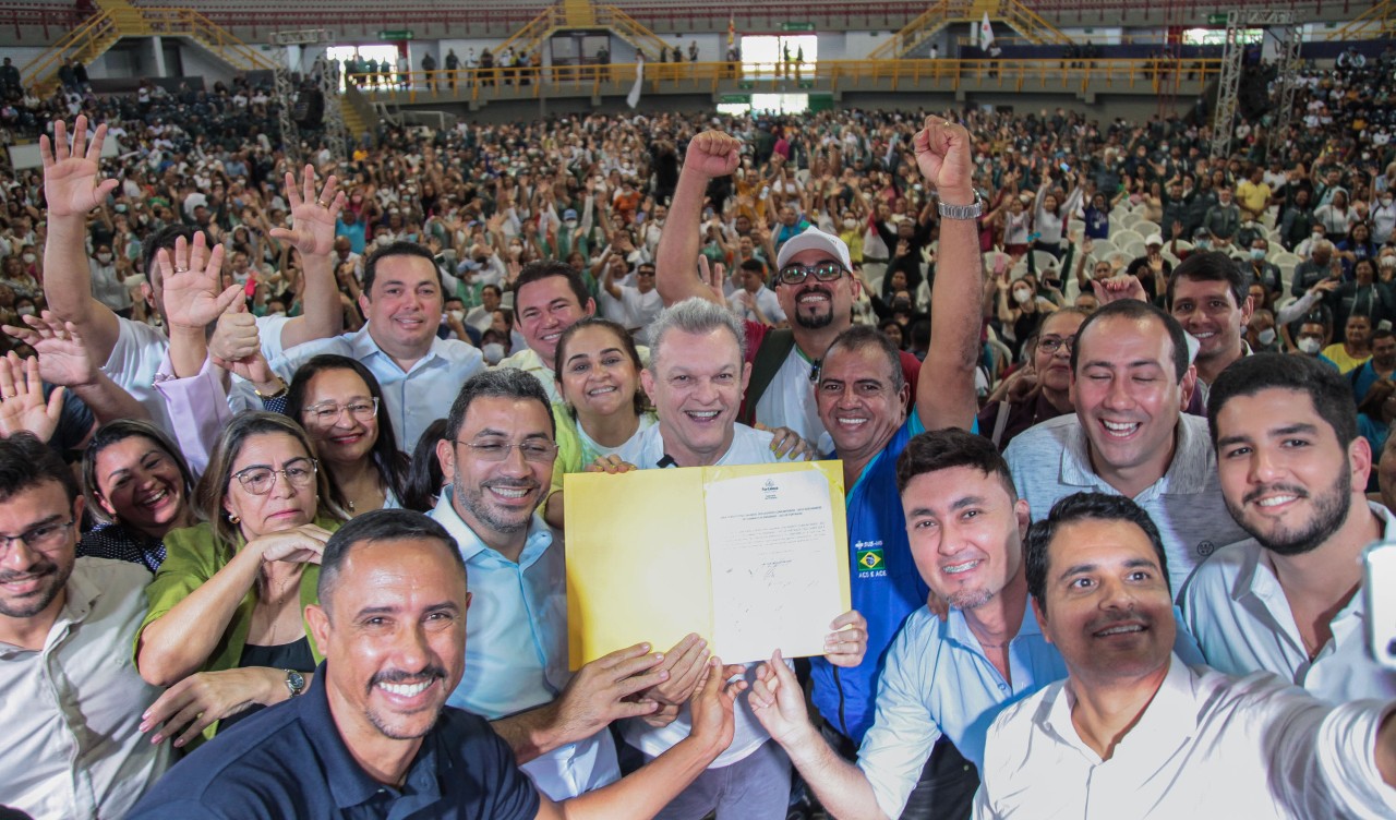 grupo de pessoas posa para a foto